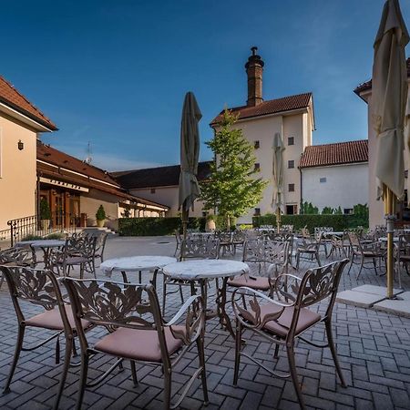 Chateau Krakovany Hotel Buitenkant foto