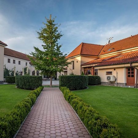 Chateau Krakovany Buitenkant foto