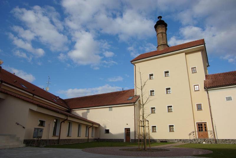 Chateau Krakovany Hotel Buitenkant foto