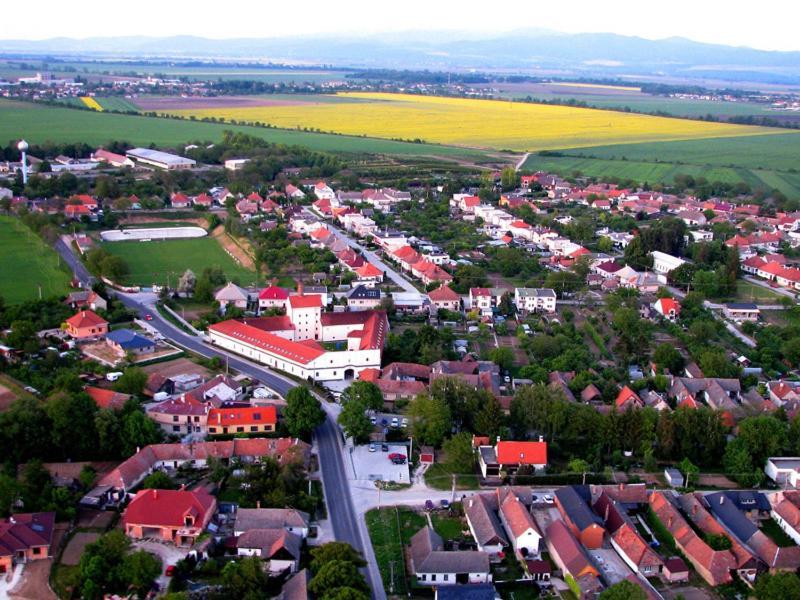 Chateau Krakovany Hotel Buitenkant foto