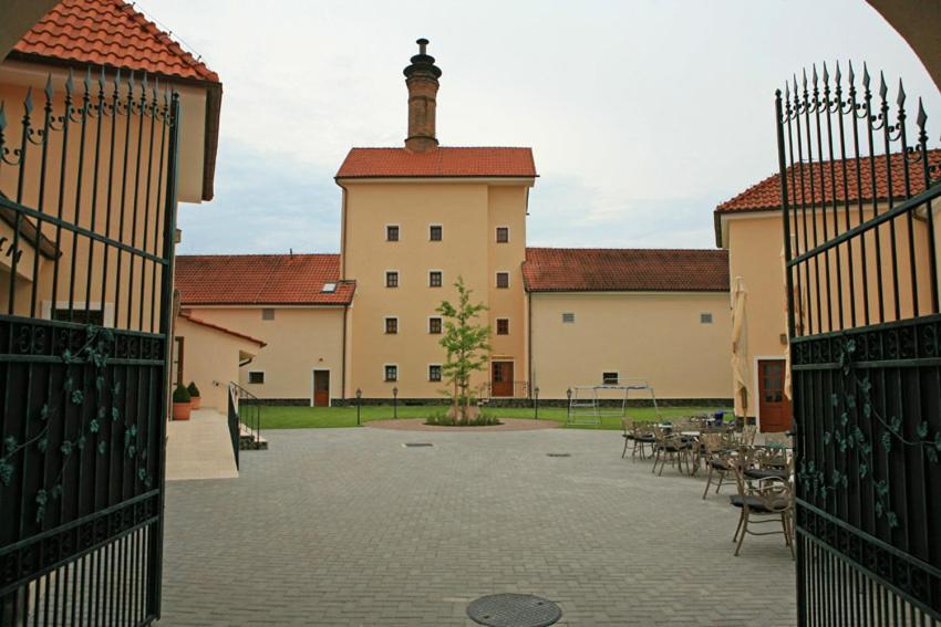 Chateau Krakovany Hotel Buitenkant foto