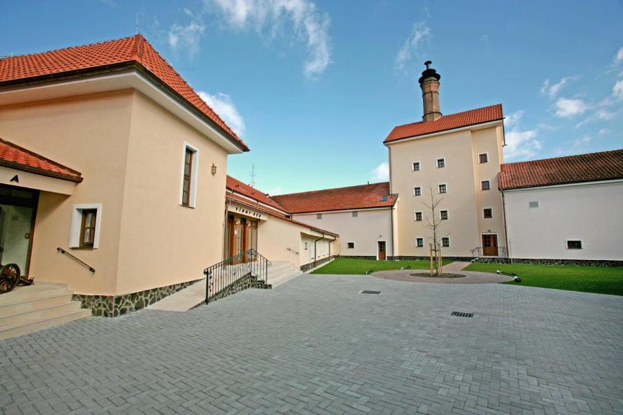 Chateau Krakovany Hotel Buitenkant foto