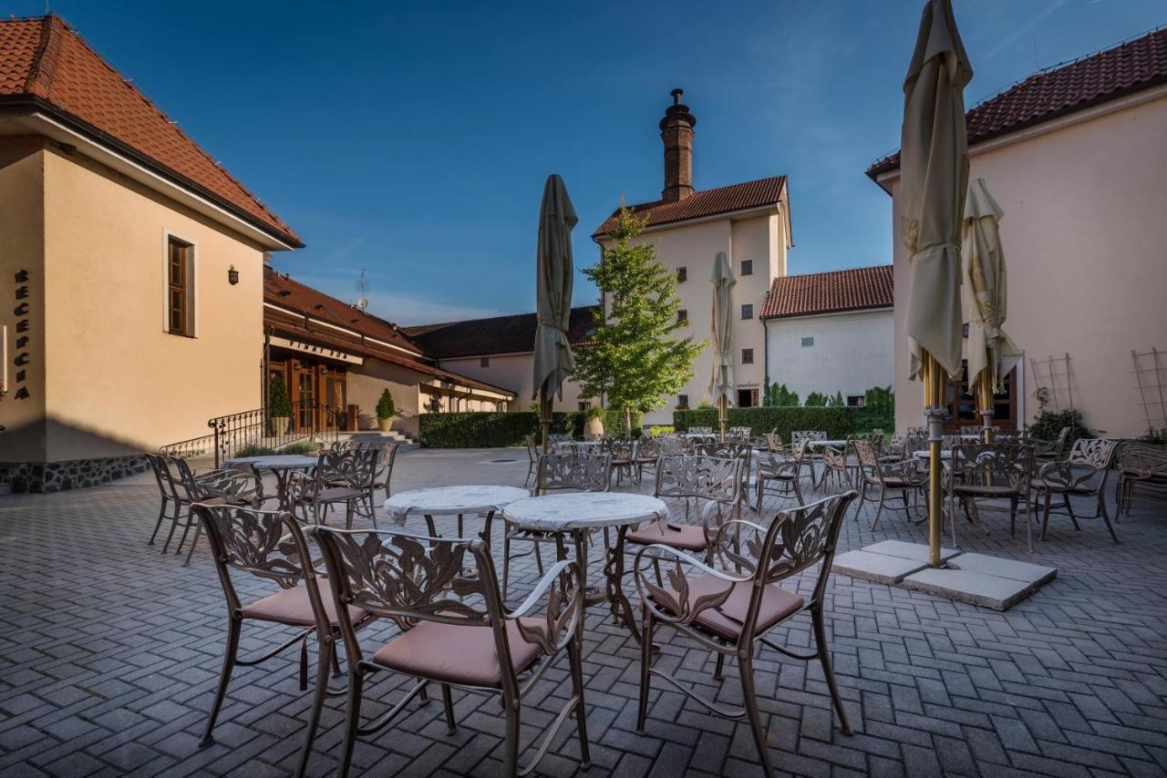 Chateau Krakovany Buitenkant foto
