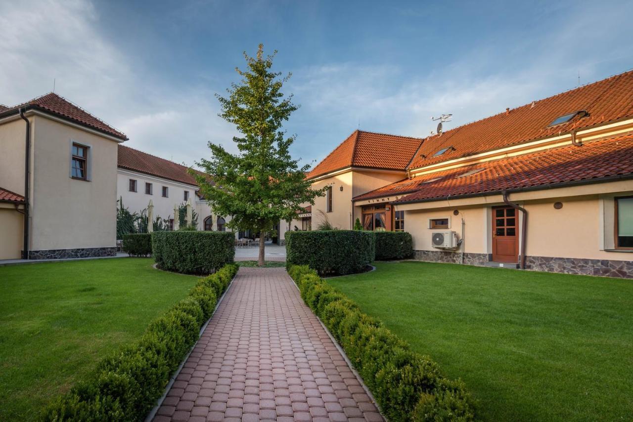 Chateau Krakovany Hotel Buitenkant foto