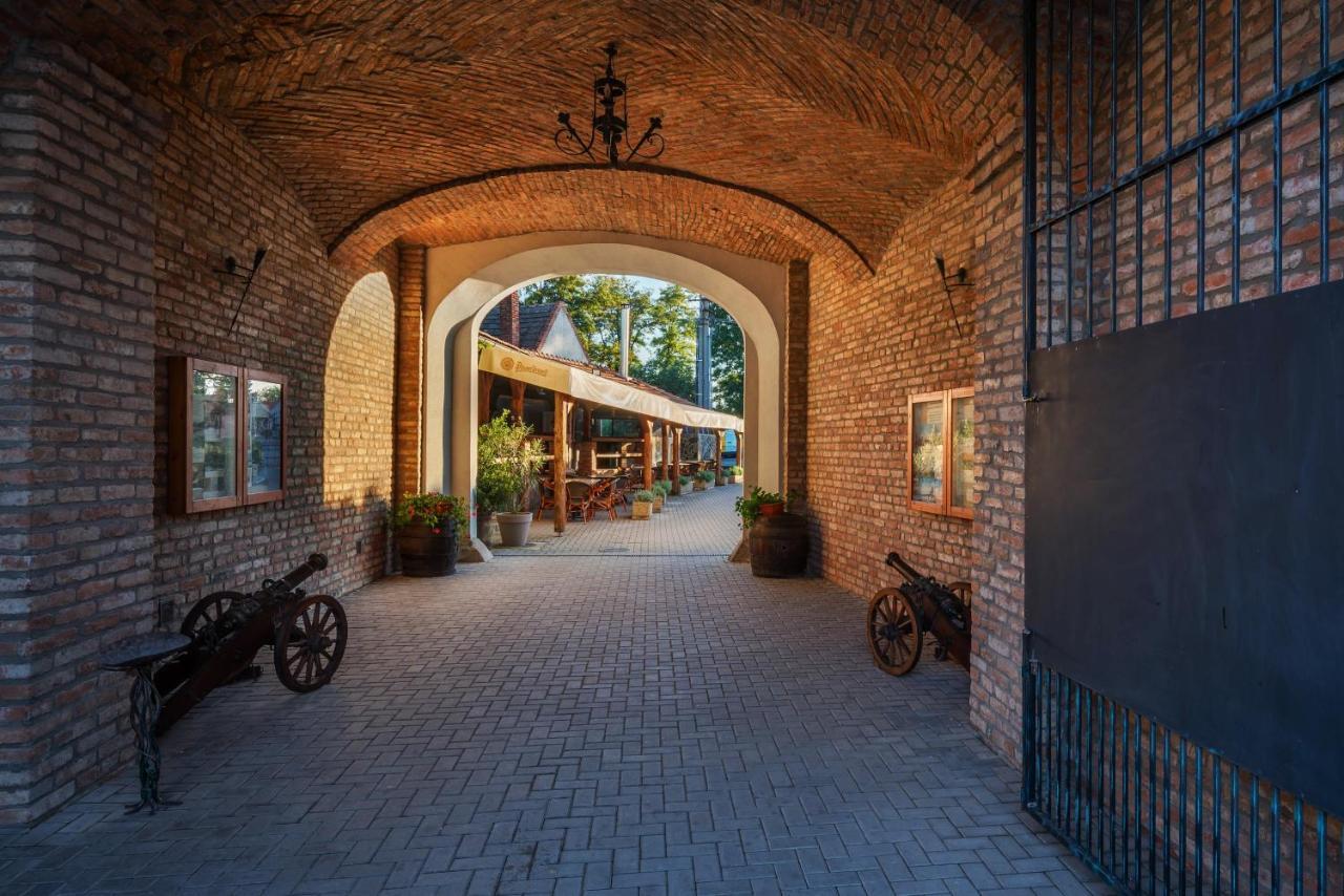 Chateau Krakovany Buitenkant foto