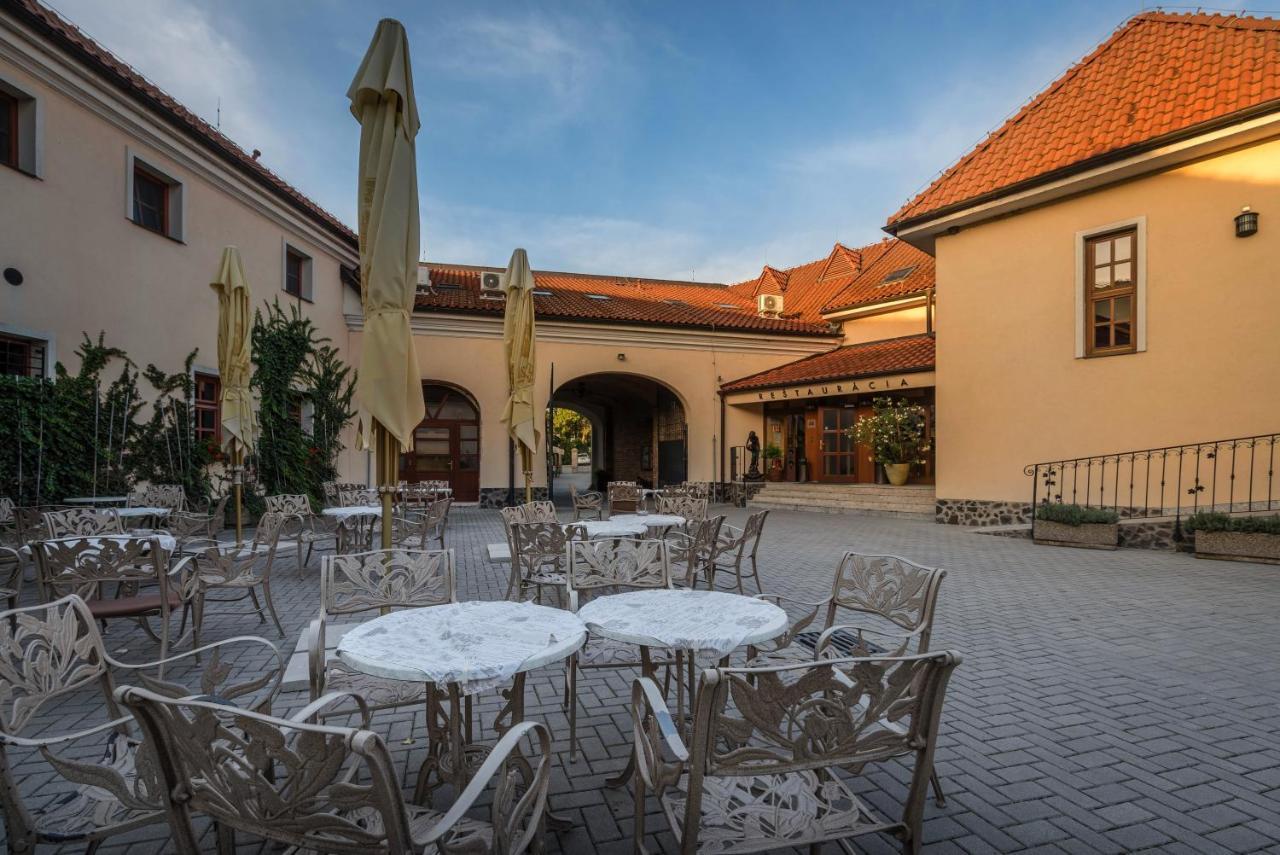 Chateau Krakovany Buitenkant foto