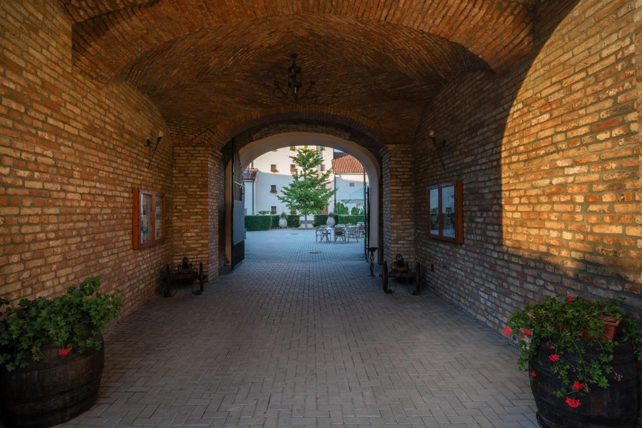 Chateau Krakovany Buitenkant foto